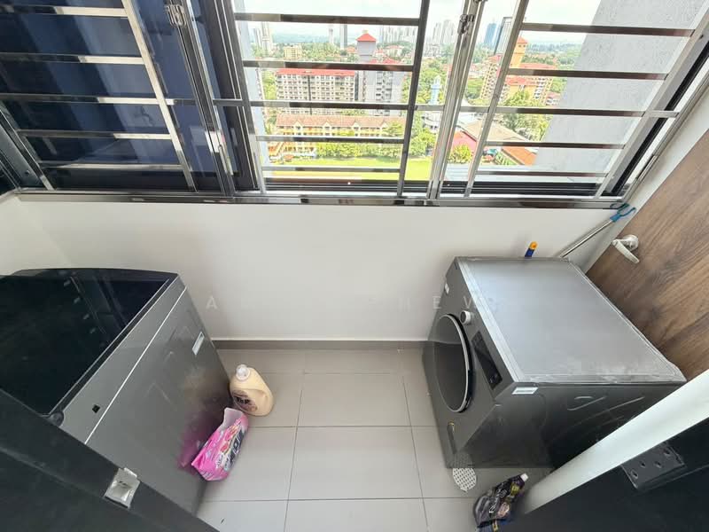 Kediaman Servis untuk Dijual di Veranda Residence - Amber Hew - Balcony - PropertyGuru.com.my