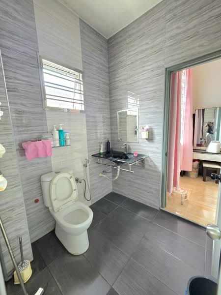 Rumah Teres 2 Tingkat untuk Dijual di Taman Setia Indah (Tebrau) - Elvis Ku - Bathroom - PropertyGuru.com.my
