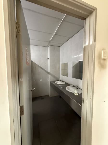 Semi-D Factory for Rent in Bukit Raja (Selangor) - Melanie Lim - Bathroom - PropertyGuru.com.my