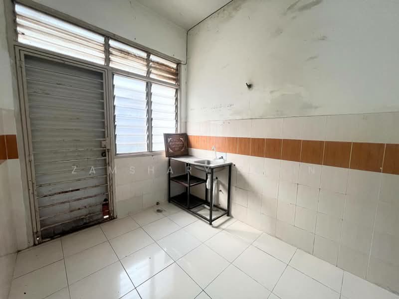 1-storey Terraced House for Sale in Bandar Saujana Putra (Tanjong Duabelas) - Zamshary Budin - Kitchen - PropertyGuru.com.my