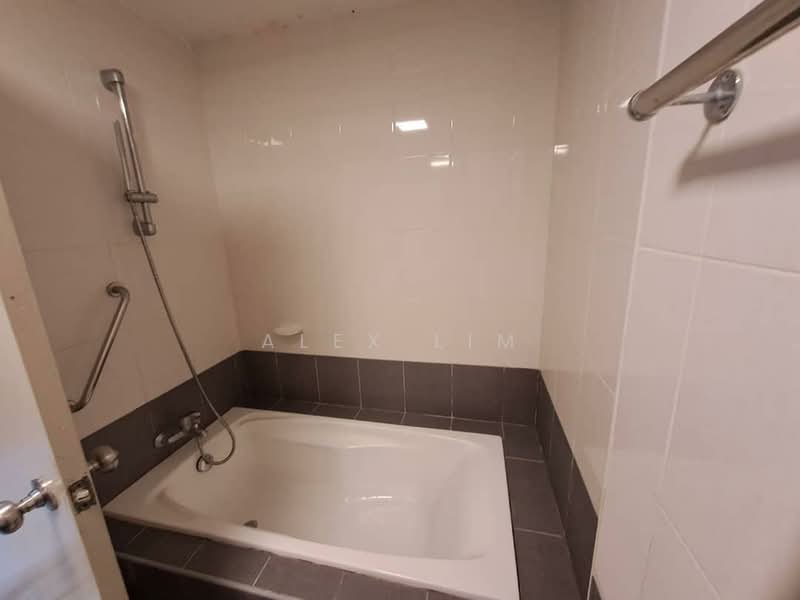 Servis Apartment untuk Disewa di Birch Regency @ Penang Times Square - Alex Lim - Bathroom - PropertyGuru.com.my