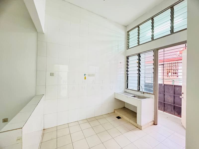 1-storey Terraced House for Sale in Bandar Bukit Raja (Klang) - Nahathir Shahabudin - Kitchen - PropertyGuru.com.my