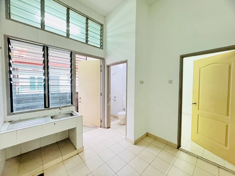 1-storey Terraced House for Sale in Bandar Bukit Raja (Klang) - Nahathir Shahabudin - Kitchen - PropertyGuru.com.my