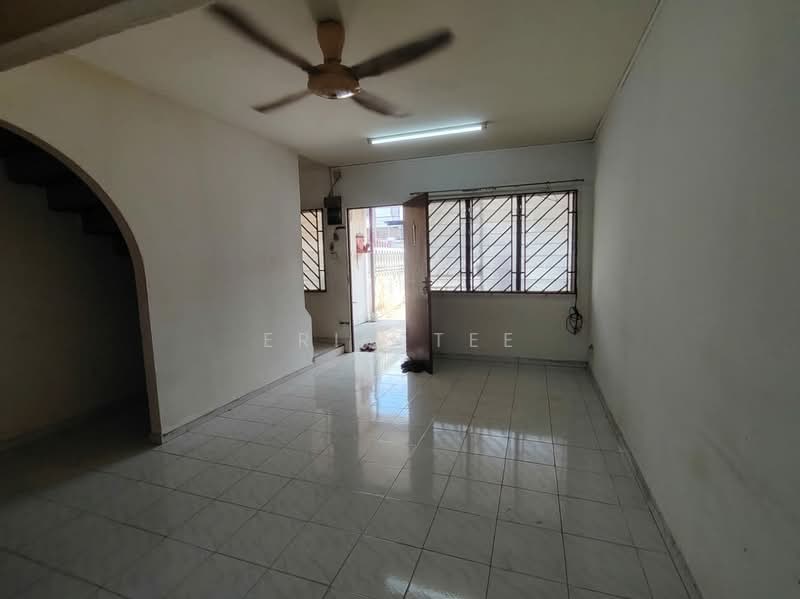 Terraced House for Rent in Taman Damai Jaya (Skudai) - Eric Tee - Living Room - PropertyGuru.com.my