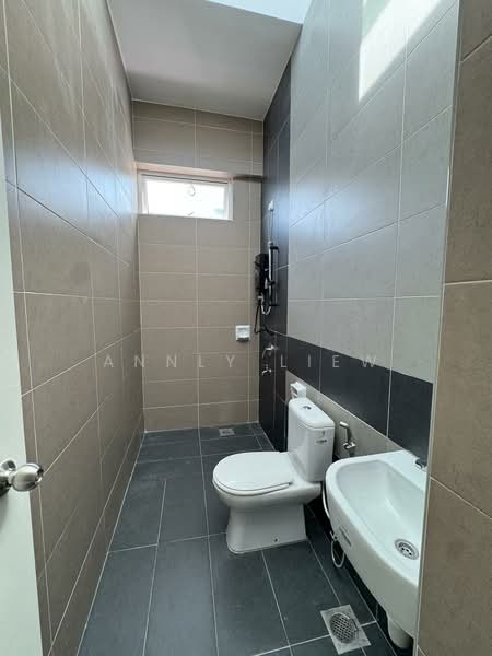 Rumah Teres 3 Tingkat untuk Disewa di Taman Mount Austin (Tebrau) - Annly Liew - Bathroom - PropertyGuru.com.my