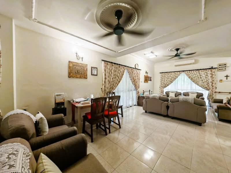 Rumah Berkembar untuk Dijual di Taman Setia 2 (Balakong) - Hassan Basri Suhaimi - Living Room - PropertyGuru.com.my