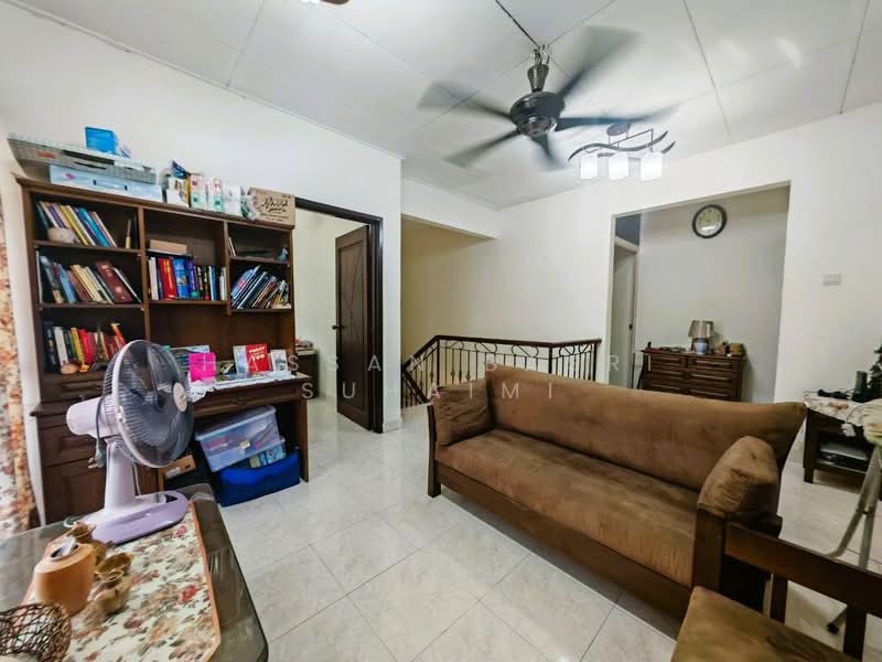 Rumah Berkembar untuk Dijual di Taman Setia 2 (Balakong) - Hassan Basri Suhaimi - Living Room - PropertyGuru.com.my