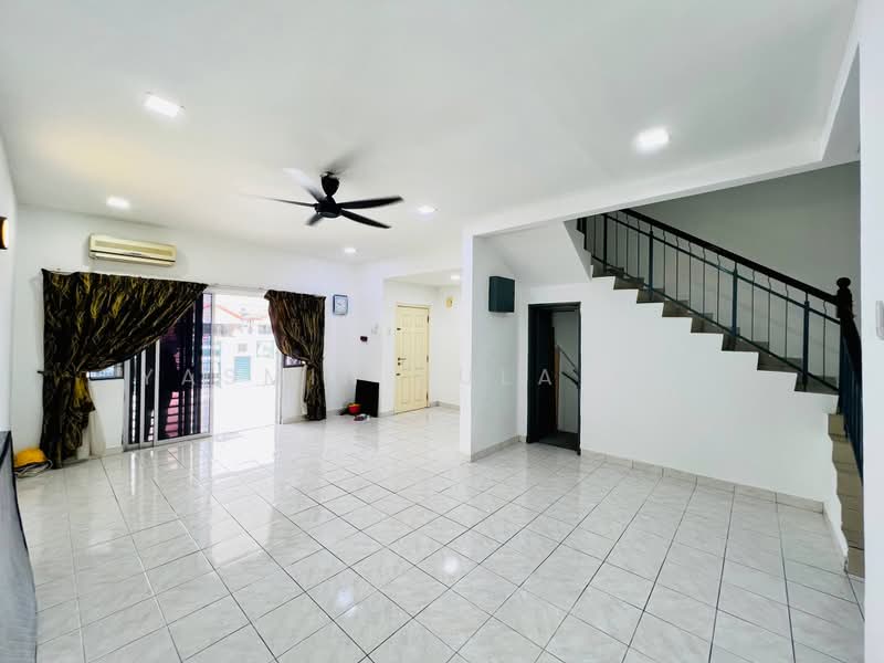 Rumah Teres 2 Tingkat untuk Dijual di Taman Bukit Subang (Shah Alam) - Yasmin Sulaiman - Living Room - PropertyGuru.com.my
