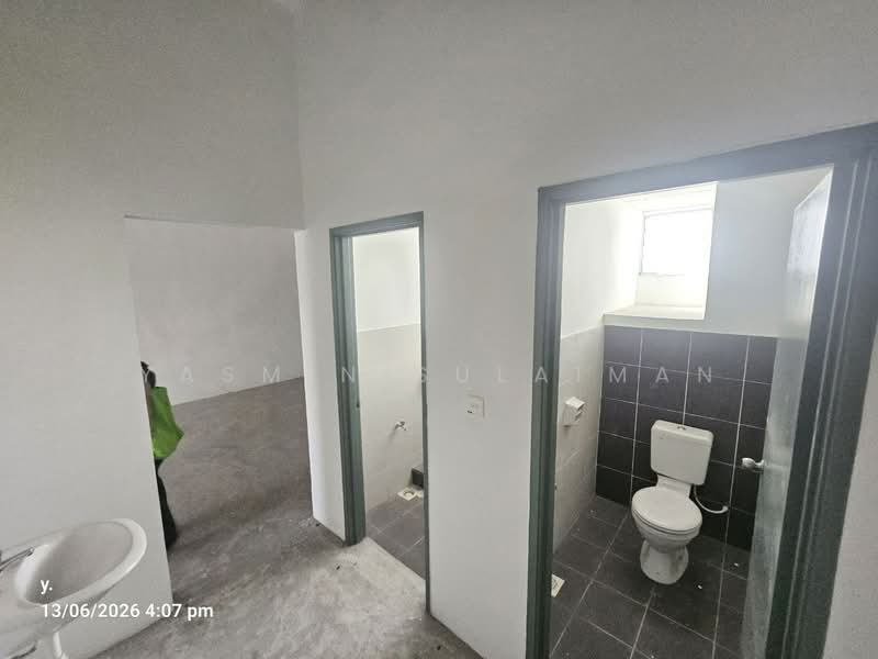 Shop for Sale in Batu Pahat (Johor) - Yasmin Sulaiman - Bathroom - PropertyGuru.com.my