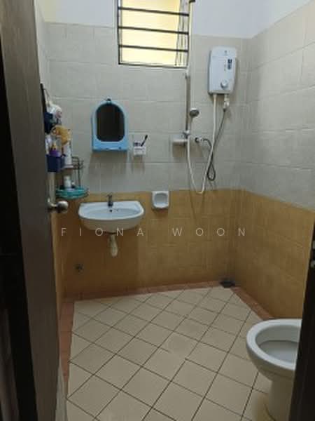 Pangsapuri untuk Dijual di Pangsapuri Bukit Beruang Permai (University Green) - Fiona Woon - Bathroom - PropertyGuru.com.my