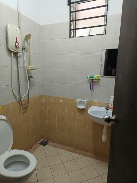 Pangsapuri untuk Dijual di Pangsapuri Bukit Beruang Permai (University Green) - Fiona Woon - Bathroom - PropertyGuru.com.my