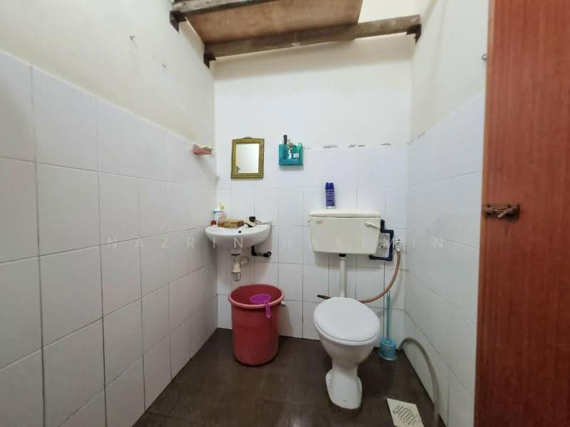 Rumah Teres 1-Tingkat untuk Dijual di Taman Saujana Meru (Kapar) - Nazrin Hakimin - Bathroom - PropertyGuru.com.my