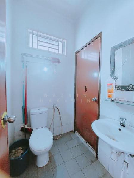 Rumah Teres 1-Tingkat untuk Dijual di Seksyen 30 (Shah Alam) - Nazrin Hakimin - Bathroom - PropertyGuru.com.my