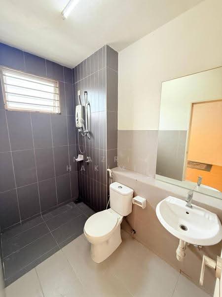 Terraced House for Sale in Bandar Country Homes (Rawang) - Nazrin Hakimin - Bathroom - PropertyGuru.com.my