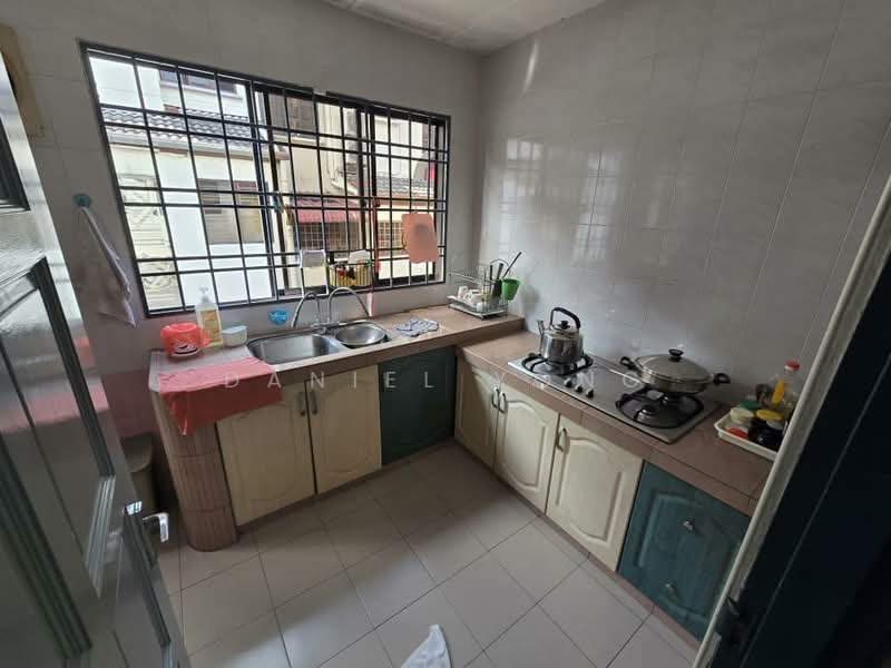 2-storey Terraced House for Sale in Taman Desa Cemerlang (Ulu Tiram) - Daniel Yong - Kitchen - PropertyGuru.com.my