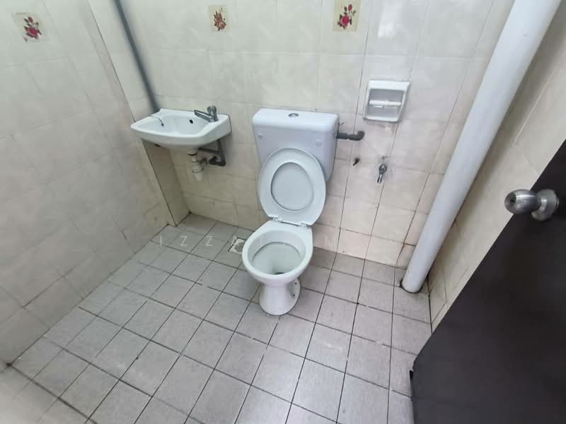 Apartment for Sale at Kiambang Apartment - Izzati Mat - Bathroom - PropertyGuru.com.my