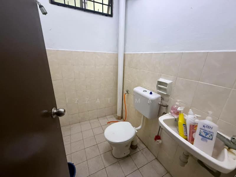Apartment for Sale at Kiambang Apartment - Izzati Mat - Bathroom - PropertyGuru.com.my