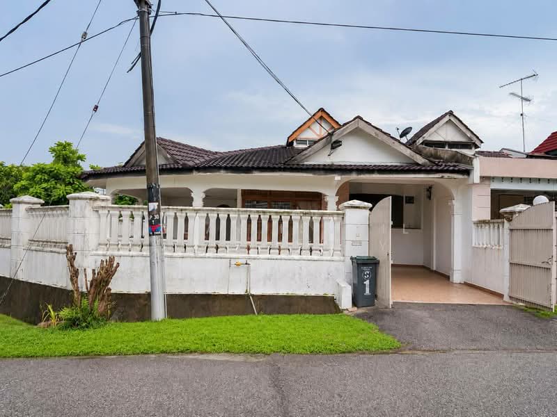 Rumah Teres 1 Tingkat untuk Dijual di Taman Desa Jaya (Johor Bahru) - Azlan Ismail aiproperty - Exterior - PropertyGuru.com.my