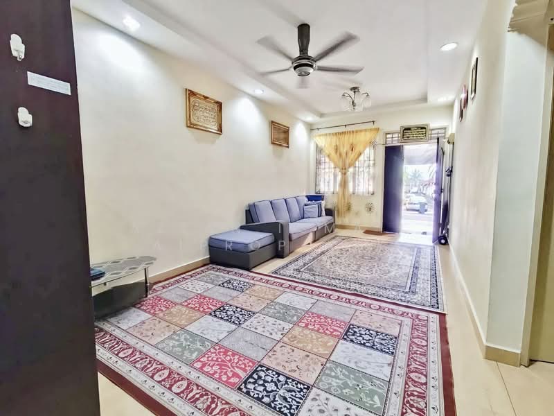 1-storey Terraced House for Sale in Taman Bukit Tiram (Ulu Tiram) - Azlan Ismail aiproperty - Living Room - PropertyGuru.com.my