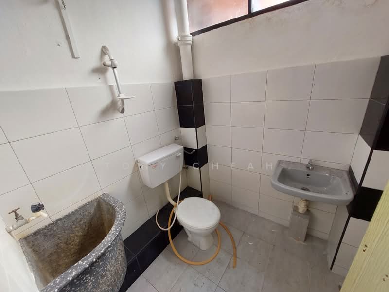 Apartment for Sale at Taman Sri Idaman - Tony Cheah - Bathroom - PropertyGuru.com.my