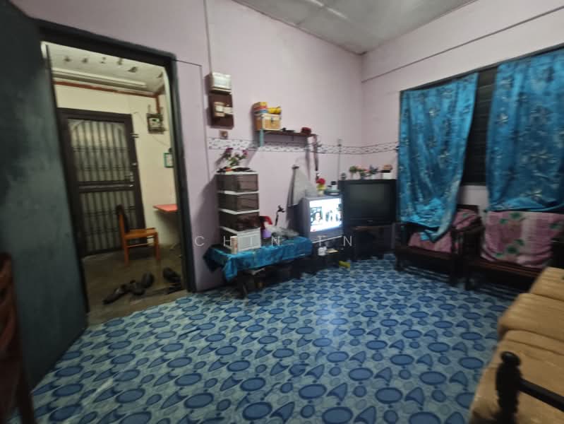 Rumah Flat untuk Dijual di Rumah Pangsa Batu Berendam - CHIN FN - Living Room - PropertyGuru.com.my