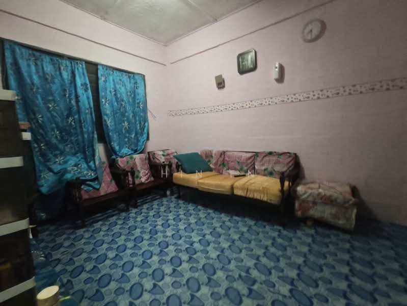 Rumah Flat untuk Dijual di Rumah Pangsa Batu Berendam - CHIN FN - Living Room - PropertyGuru.com.my