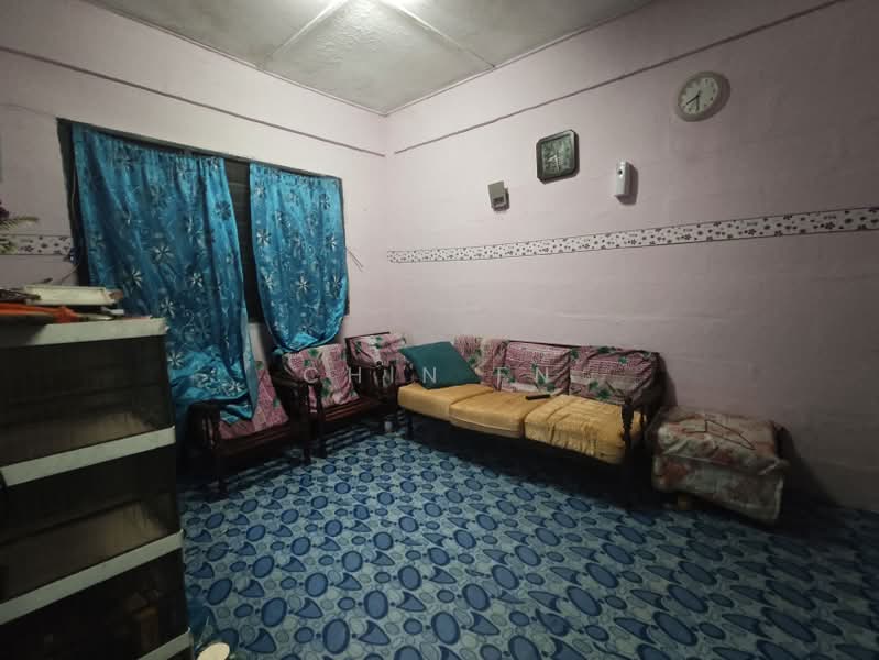 Rumah Flat untuk Dijual di Rumah Pangsa Batu Berendam - CHIN FN - Living Room - PropertyGuru.com.my