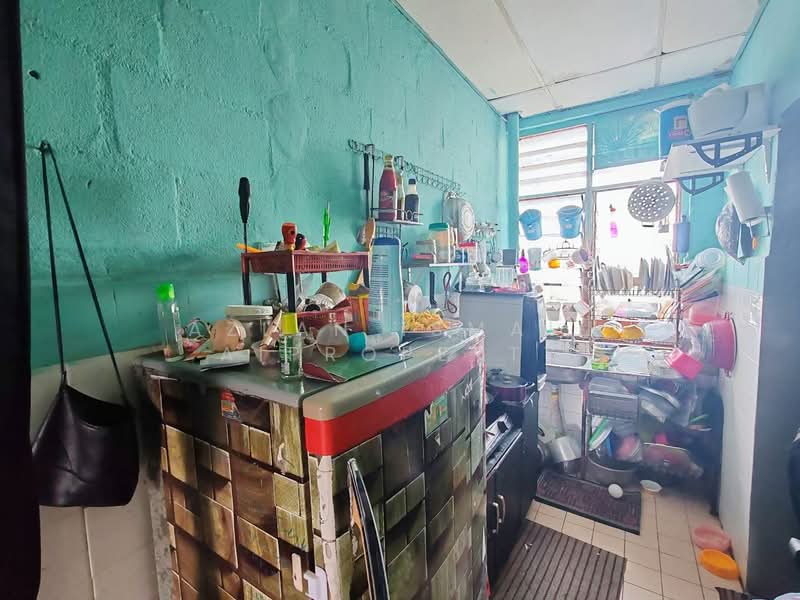 Rumah Flat untuk Dijual di Taman Desa Rakyat Perdana - Azlan Ismail aiproperty - Kitchen - PropertyGuru.com.my