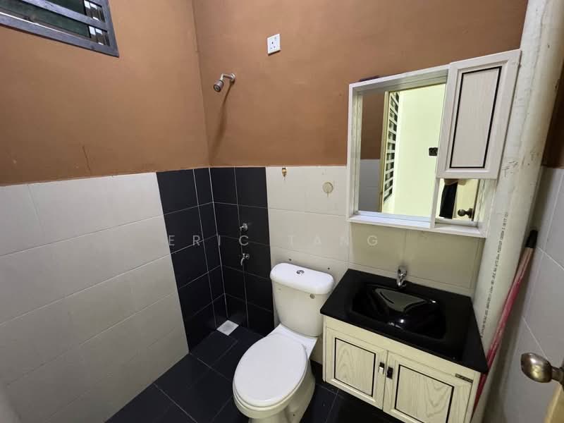 1-storey Terraced House for Rent in Taman Sri Saujana (Kota Tinggi) - Eric Tang - Bathroom - PropertyGuru.com.my