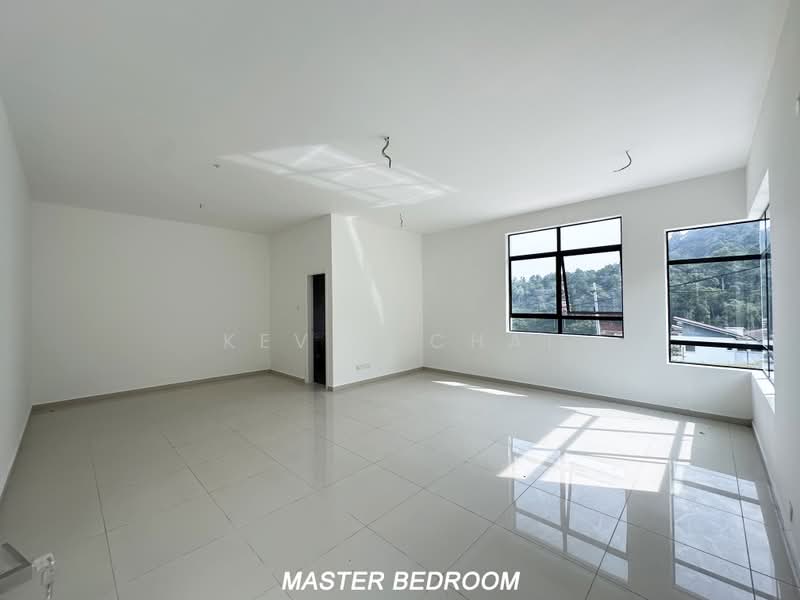 Rumah Berkembar untuk Dijual di Taman Puncak Kampar (Kampar) - Kevin Chai - Master Bedroom - PropertyGuru.com.my