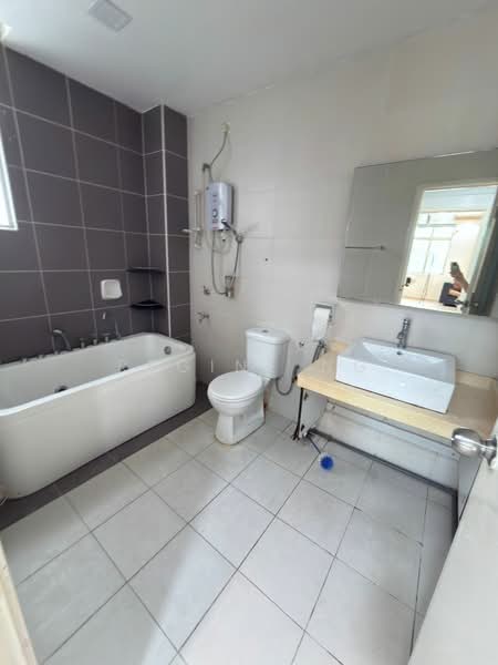 Pangsapuri untuk Disewa di Bayu Puteri 3 - Regine Ng - Bathroom - PropertyGuru.com.my