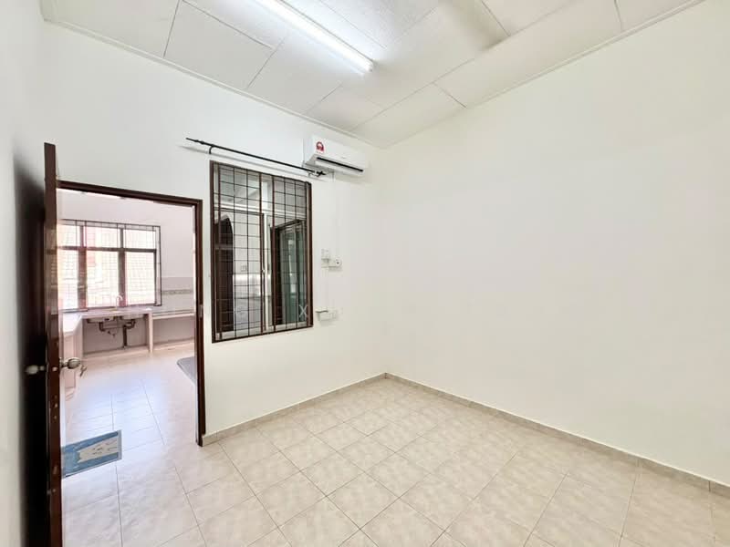 Rumah Teres 1 Tingkat untuk Disewa di Taman Daya (Johor Bahru) - Hong Xuan Tang - Bedroom - PropertyGuru.com.my