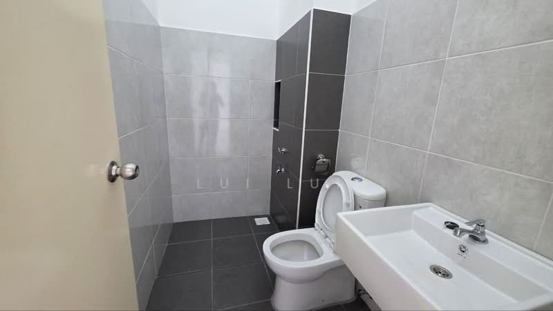Rumah Teres 1 Tingkat untuk Dijual di Bandar Putra (Kulai) - Lui Lui - Bathroom - PropertyGuru.com.my