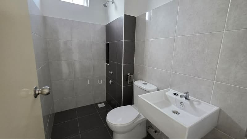 Rumah Teres 1 Tingkat untuk Dijual di Bandar Putra (Kulai) - Lui Lui - Bathroom - PropertyGuru.com.my