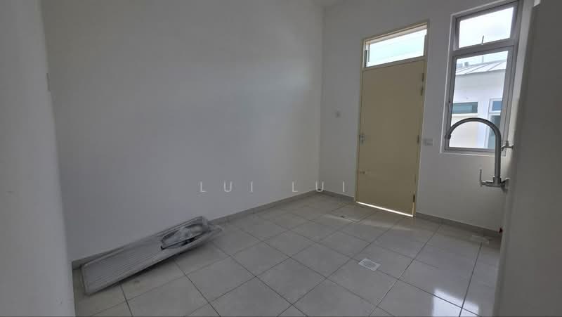 Rumah Teres 1 Tingkat untuk Dijual di Bandar Putra (Kulai) - Lui Lui - Kitchen - PropertyGuru.com.my