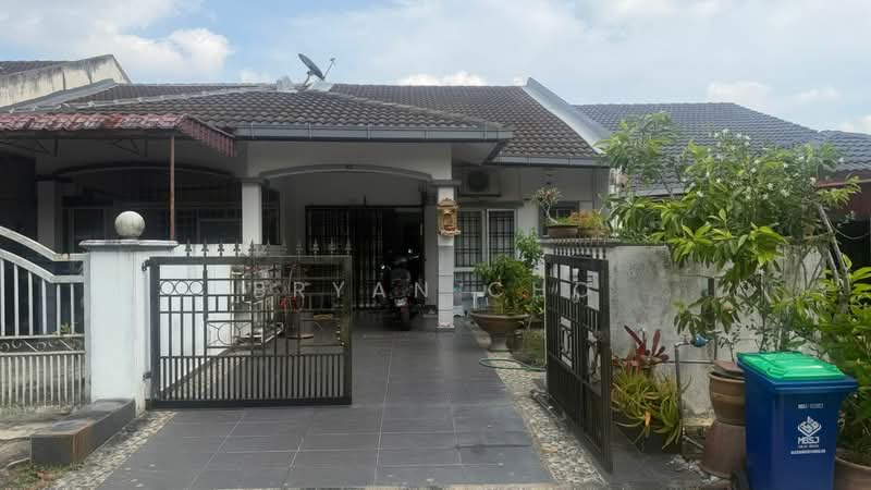 Rumah Teres 1 Tingkat untuk Dijual di Taman Lestari Putra (Seri Kembangan) - Bryan Cho - Exterior - PropertyGuru.com.my