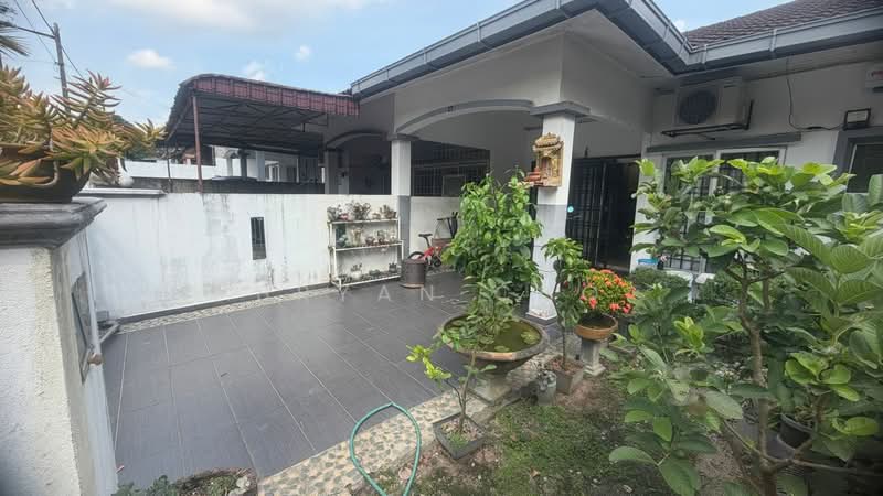 Rumah Teres 1 Tingkat untuk Dijual di Taman Lestari Putra (Seri Kembangan) - Bryan Cho - Exterior - PropertyGuru.com.my