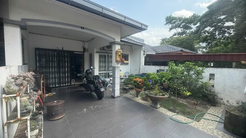 Rumah Teres 1 Tingkat untuk Dijual di Taman Lestari Putra (Seri Kembangan) - Bryan Cho - Exterior - PropertyGuru.com.my