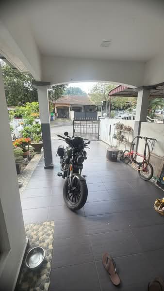 Rumah Teres 1 Tingkat untuk Dijual di Taman Lestari Putra (Seri Kembangan) - Bryan Cho - Exterior - PropertyGuru.com.my