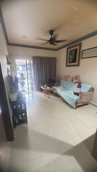 Rumah Teres 1 Tingkat untuk Dijual di Taman Lestari Putra (Seri Kembangan) - Bryan Cho - Living Room - PropertyGuru.com.my