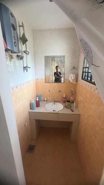 Rumah Teres 1 Tingkat untuk Dijual di Taman Lestari Putra (Seri Kembangan) - Bryan Cho - Bathroom - PropertyGuru.com.my