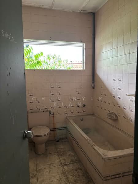 Rumah Banglo untuk Disewa di Taman Connaught (Cheras) - Chin Nyuk Kian - Bathroom - PropertyGuru.com.my