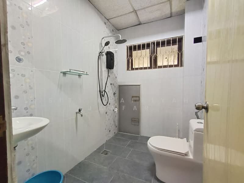 Rumah Banglo untuk Dijual di Seksyen 11 (Shah Alam) - SITI KHAIRIYAH JAAFAR - Bathroom - PropertyGuru.com.my