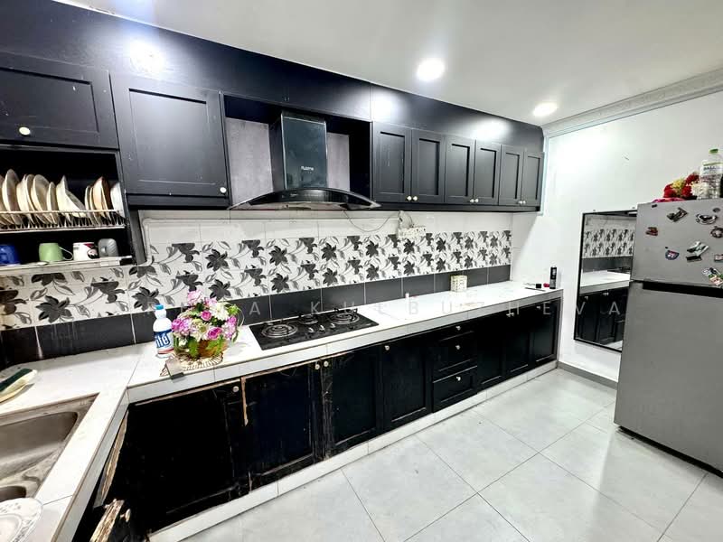 Rumah Teres 2 Tingkat untuk Dijual di Taman Pendamar Indah 2 (Klang) - Zarema Kulbuzheva - Kitchen - PropertyGuru.com.my