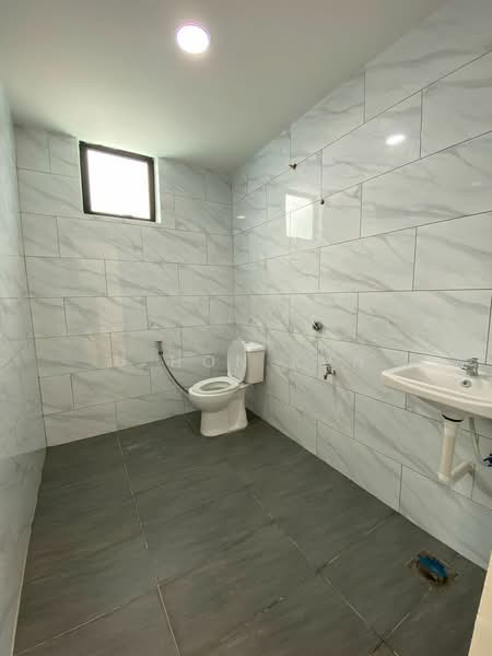 Semi-Detached House for Sale in Taman Majidee (Johor Bahru) - U Hon Kun - Bathroom - PropertyGuru.com.my