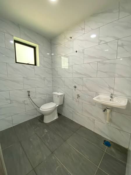 Semi-Detached House for Sale in Taman Majidee (Johor Bahru) - U Hon Kun - Bathroom - PropertyGuru.com.my