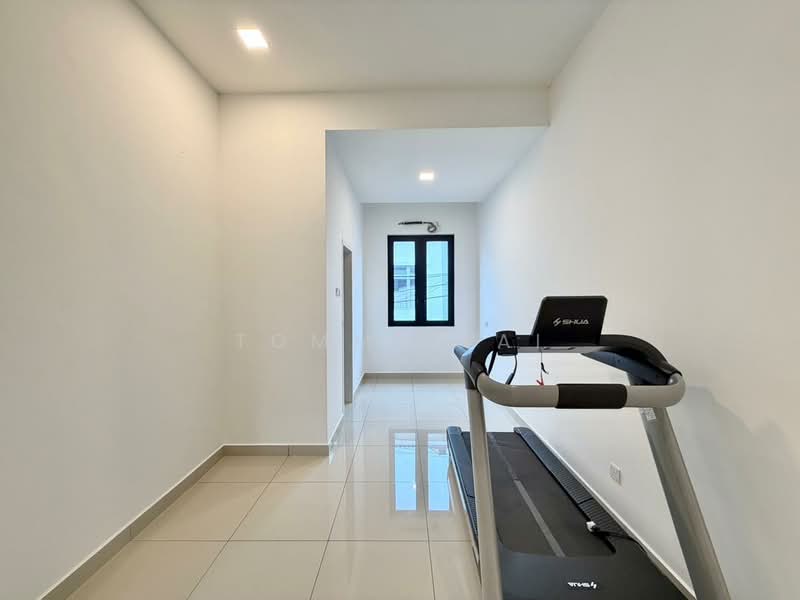 2-storey Terraced House for Sale in Bandar Putra (Kulai) - Tommy Tai - Corridor - PropertyGuru.com.my