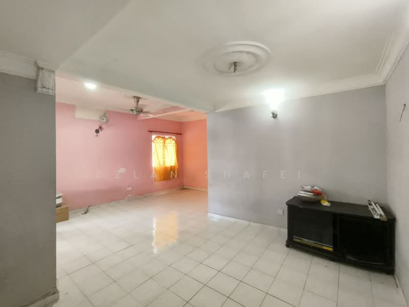 2-storey Terraced House for Sale in Bandar Tasik Kesuma (Beranang) - Azlan Shafei - Living Room - PropertyGuru.com.my