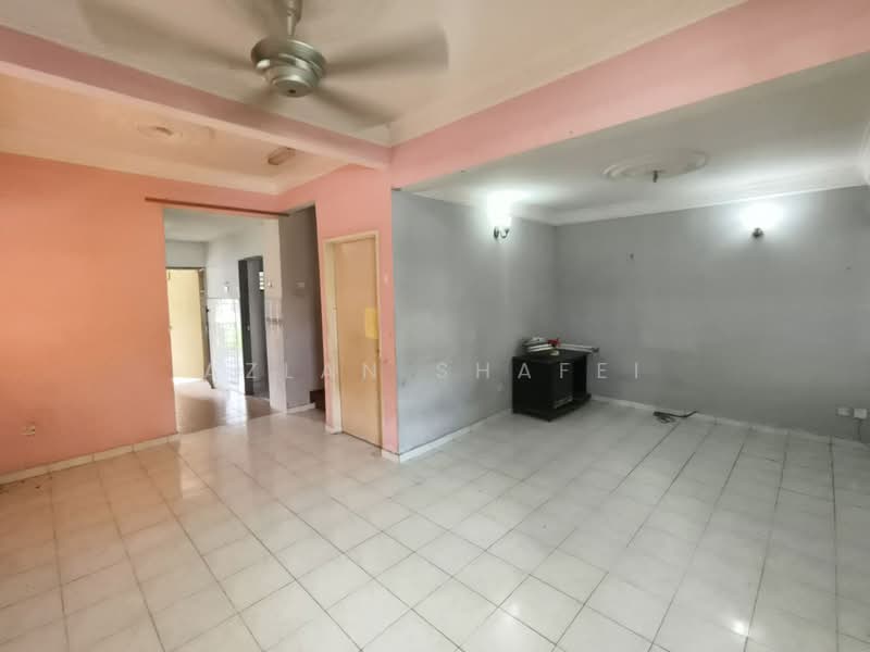2-storey Terraced House for Sale in Bandar Tasik Kesuma (Beranang) - Azlan Shafei - Living Room - PropertyGuru.com.my