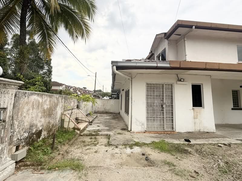 2-storey Terraced House for Sale in Bandar Putra Permai (Seri Kembangan) - Amber Chau - Exterior - PropertyGuru.com.my